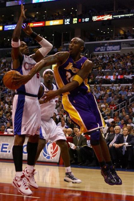 Kobe Bryant dumps a pass behind Mobley