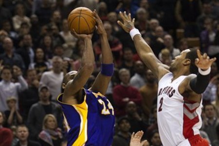 laker raptors kobe shooting on raptor